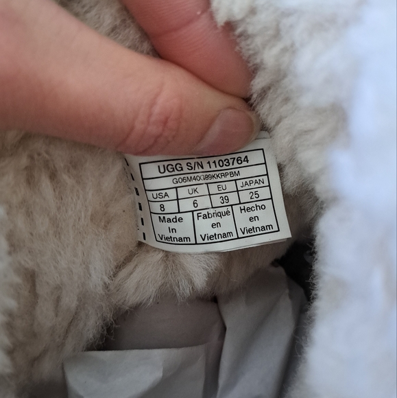 UGG boots, Sparkle and Zipper Details - Picture 6 of 8